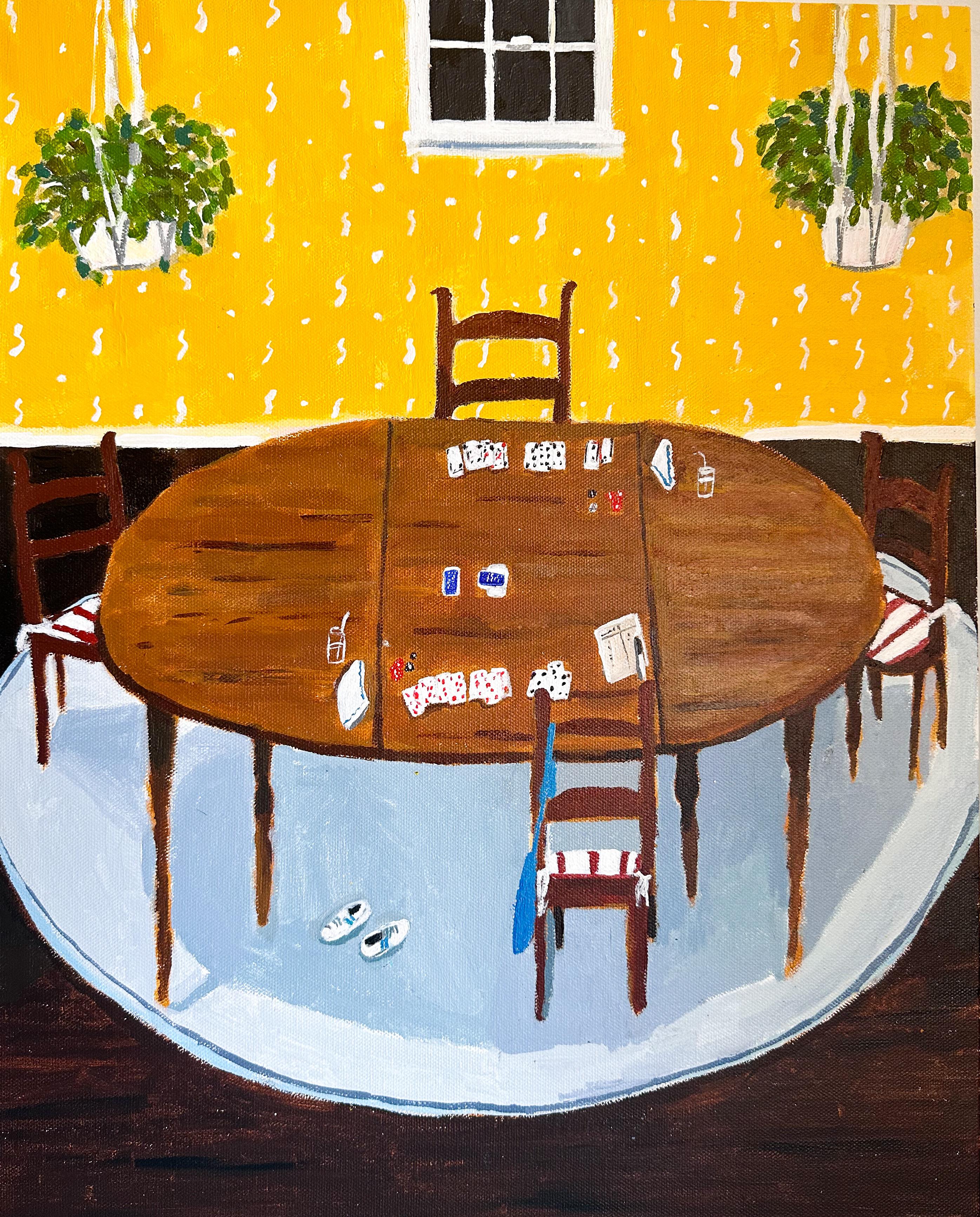 Polly Shindler Interior Painting – Gin-Spiel im gelben Raum, Esszimmer, Holztisch, Stühle, Kartenspiel, grüne Pflanzen