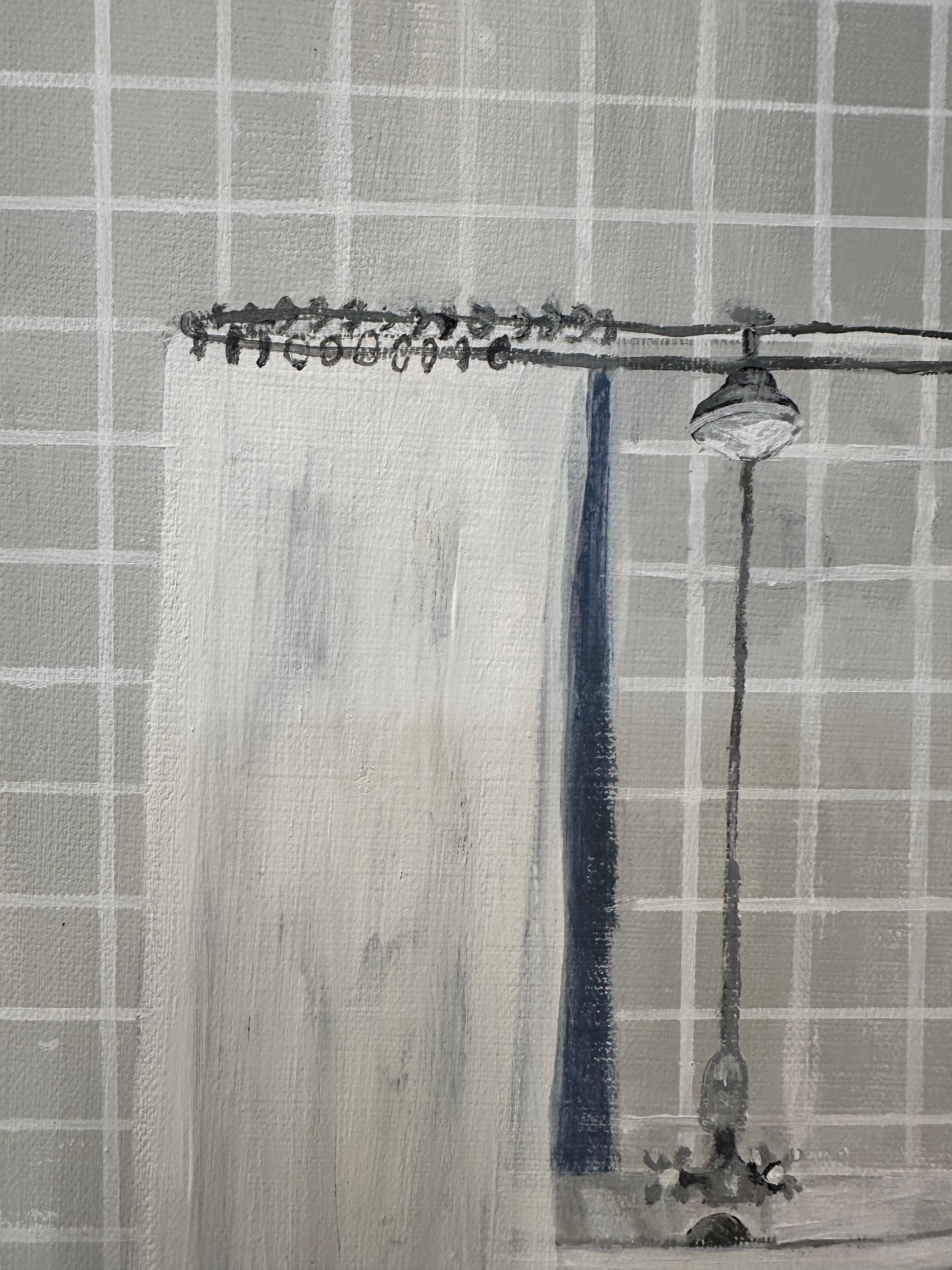 In einem grau gefliesten Badezimmer steht eine Krallenfußwanne mit weißem Duschvorhang neben einem kobaltblauen Badvorleger.

In ihrer Arbeit denkt Polly Shindler stets über die Psychologie eines Ortes nach. Die Ideen, die aus einer Untersuchung der
