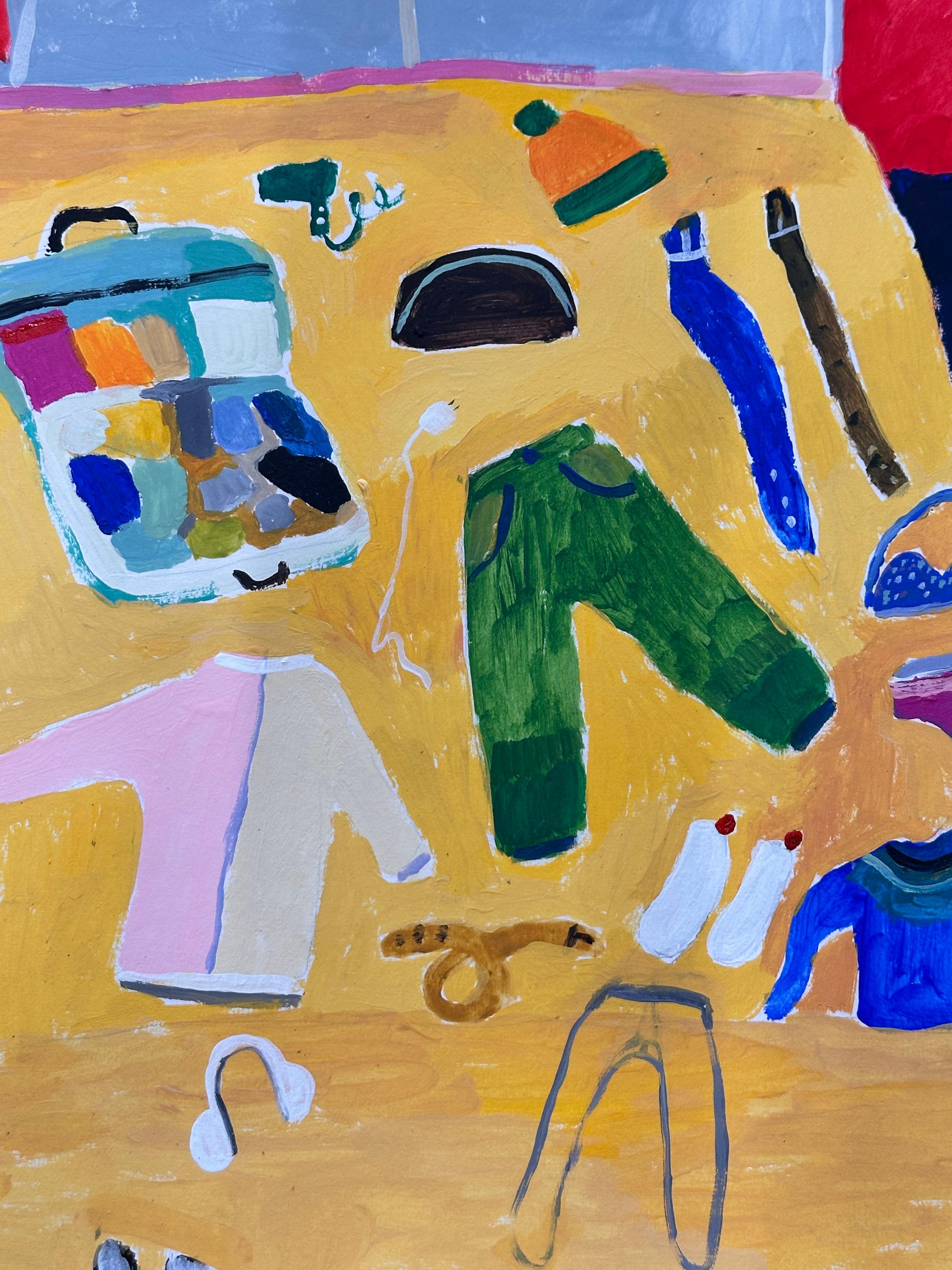 Faire ses valises pour un voyage - Vêtements de chambre contemporains sur lit jaune, 2025 - Painting de Polly Shindler