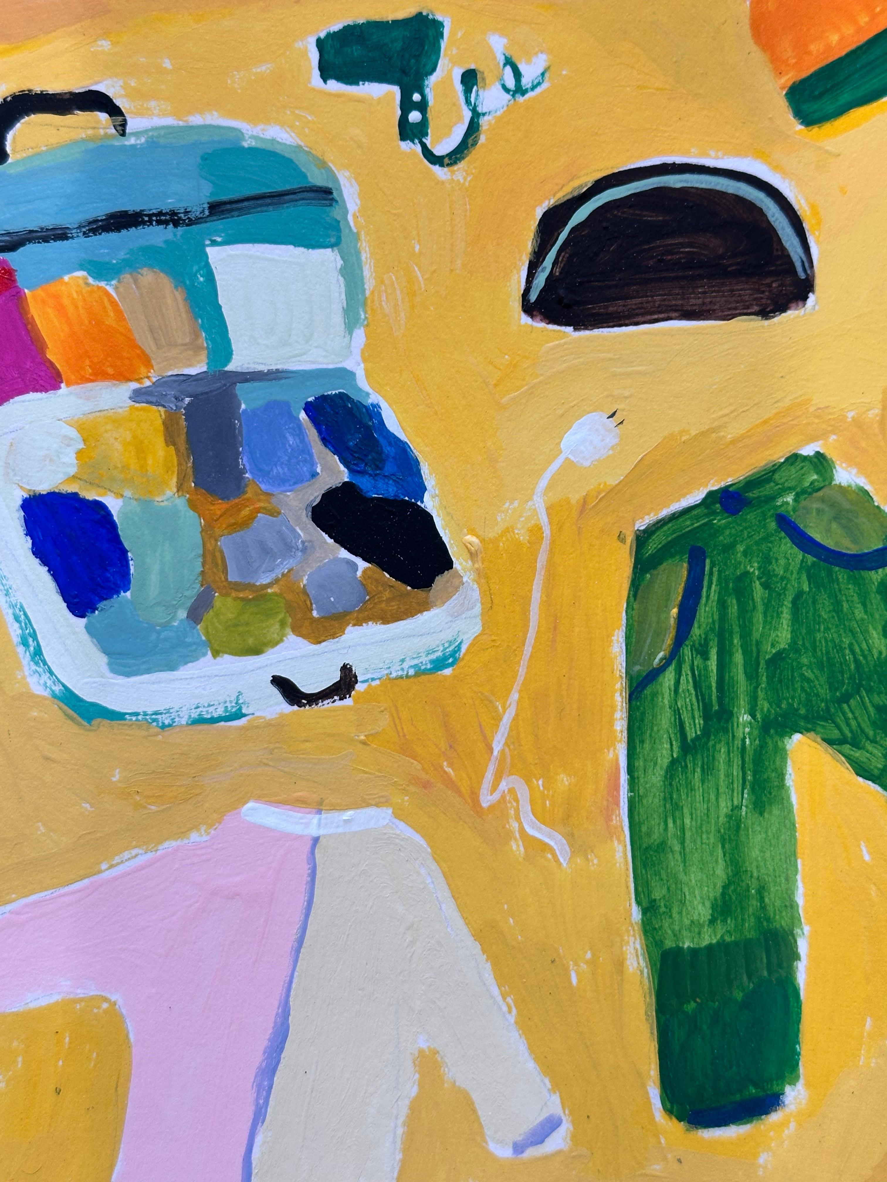 Faire ses valises pour un voyage - Vêtements de chambre contemporains sur lit jaune, 2025 - Contemporain Painting par Polly Shindler