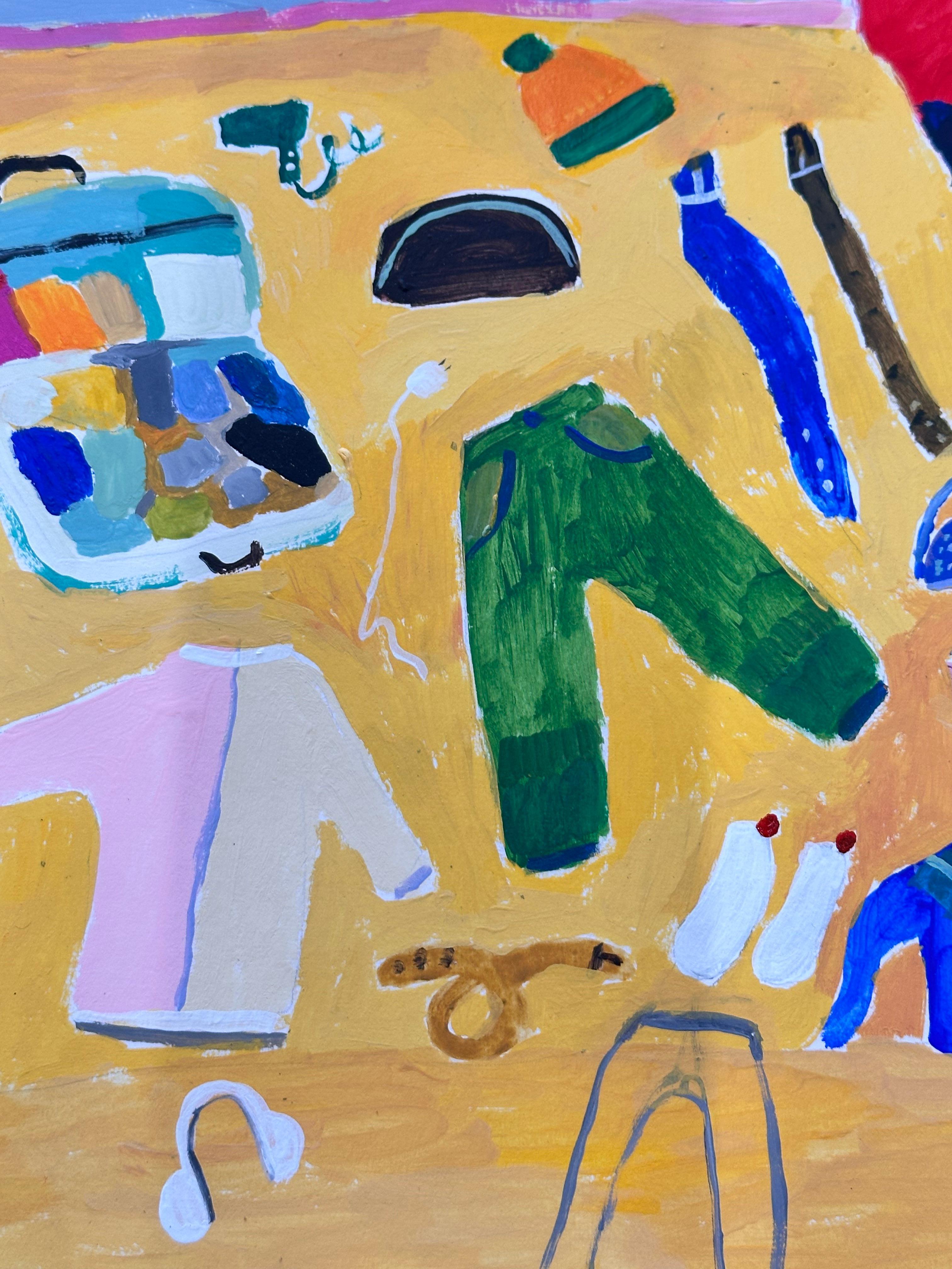 Dans cette peinture d'intérieur contemporaine à l'acrylique sur papier, des vêtements colorés, des accessoires et une valise sont éparpillés sur un lit à la literie jaune joyeuse dans une chambre aux murs rouge vif. Signé, daté et titré au
