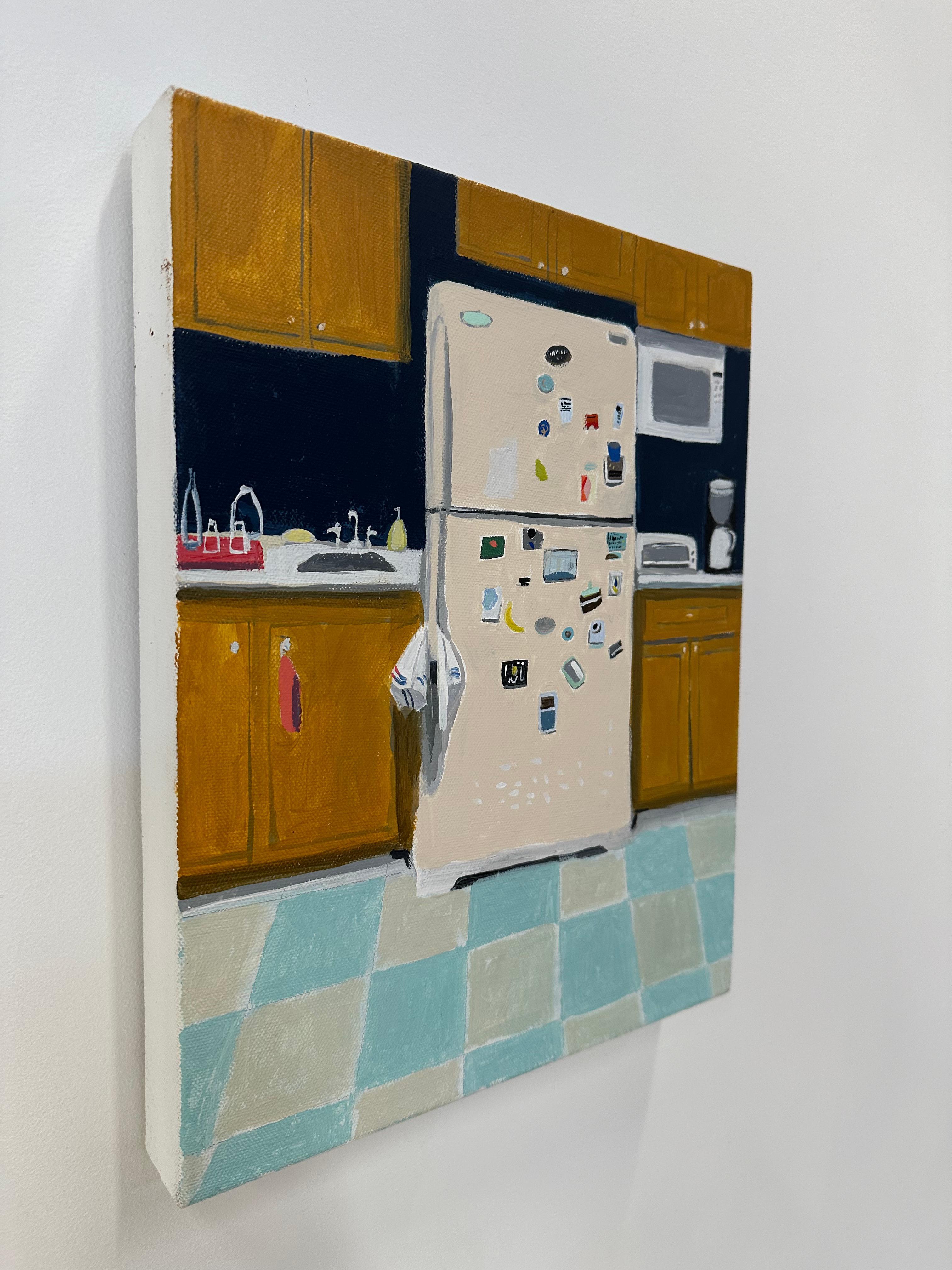 Pfirsichfarbener Reflektor, Kücheninterieur, gelbe Holzschränke, Kachelboden (Zeitgenössisch), Painting, von Polly Shindler