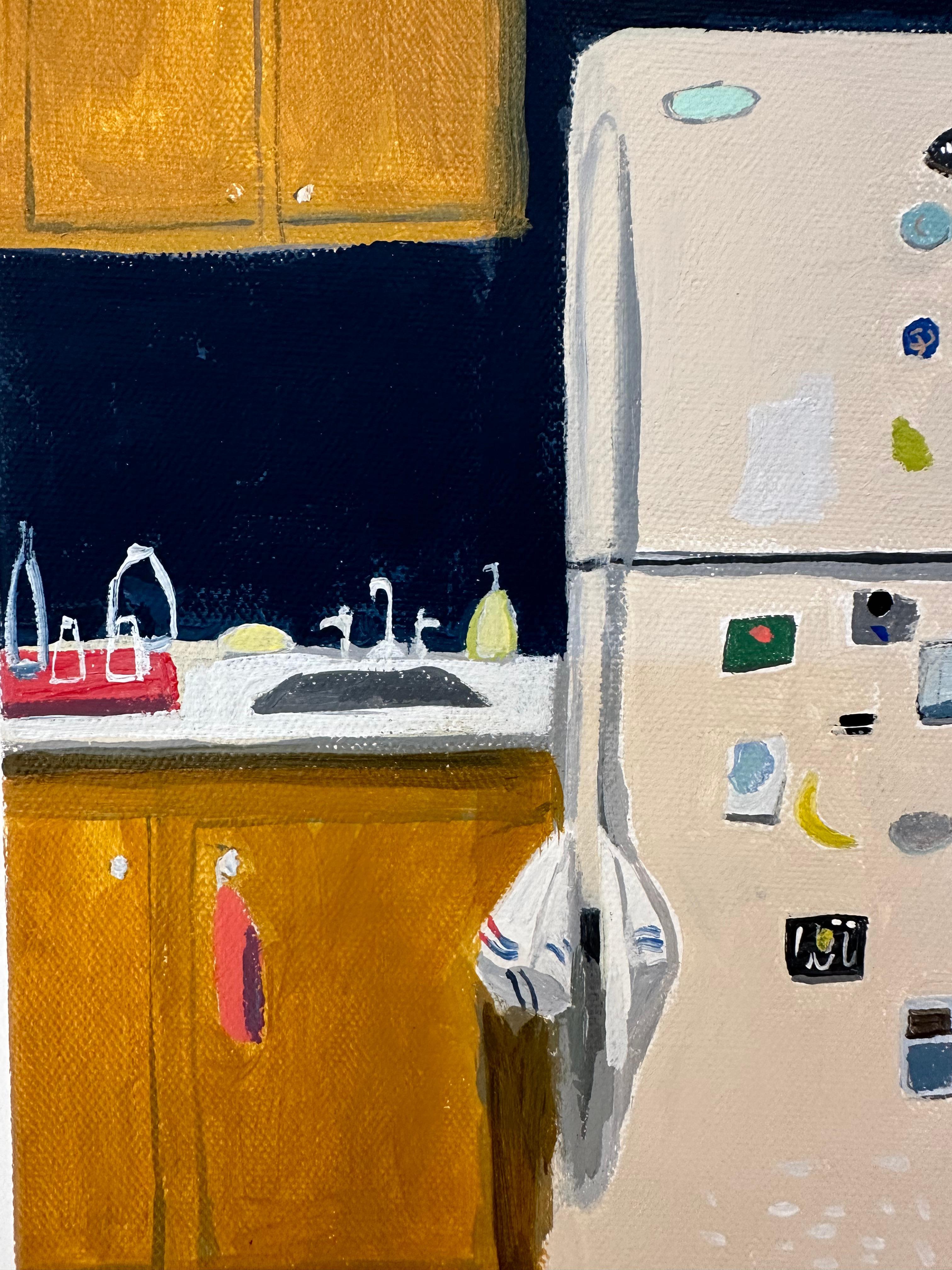 Ein Kühlschrank mit verschiedenen Magneten steht neben einer Mikrowelle, einem Toaster und einem Mixer, umgeben von Holzschränken in einer Küche mit blauem und elfenbeinfarbenem Kachelboden.

In ihrer Arbeit denkt Polly Shindler stets über die