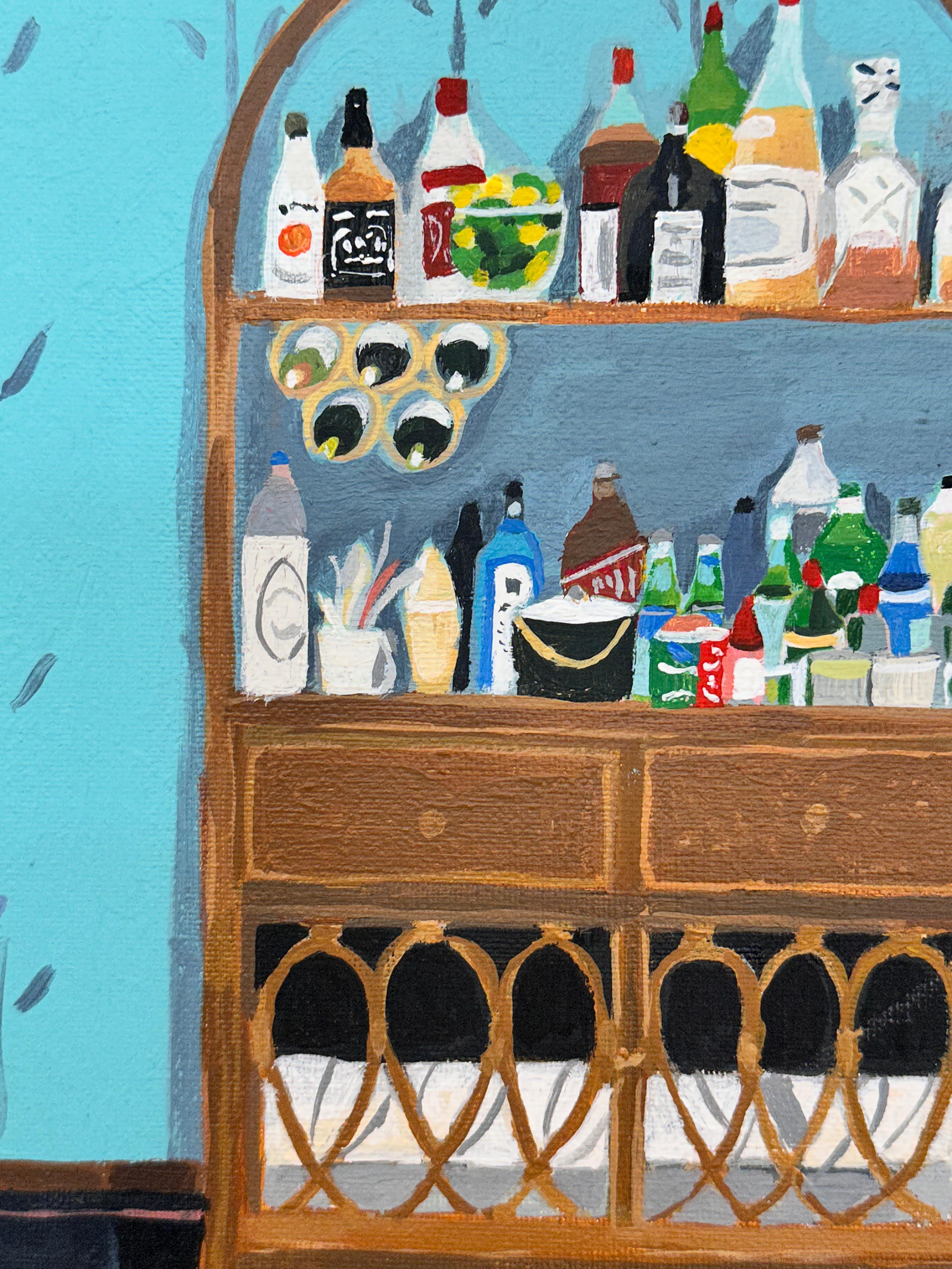 Dans cette peinture d'intérieur contemporaine à l'acrylique sur toile, une étagère en osier accueille un assortiment de bouteilles et un bol de citrons. Le papier peint bleu clair de l'arrière-plan est à motifs et des appliques sont fixées au mur de