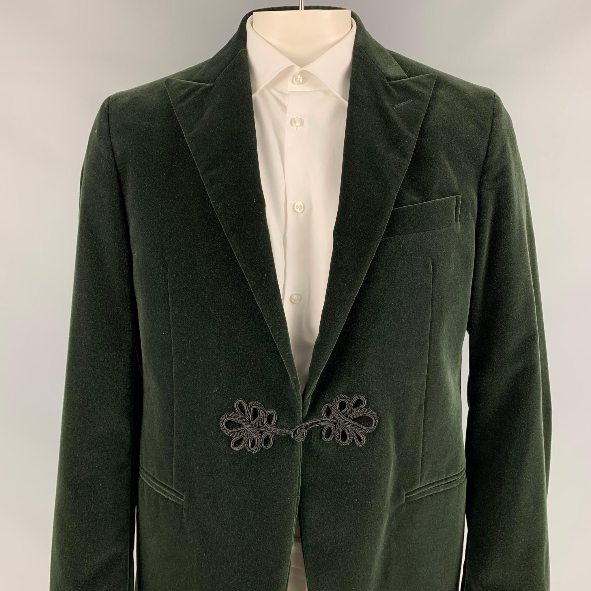 POLO by RALPH LAUREN sport coat comes in a green velvet with a full liner featuring a peak lapel, slit pockets, and a toggle button closure. Made in Italy. 

Very Good Pre-Owned Condition.
Marked: 44 R

Measurements:

Shoulder: 18.5 in.
Chest: 44