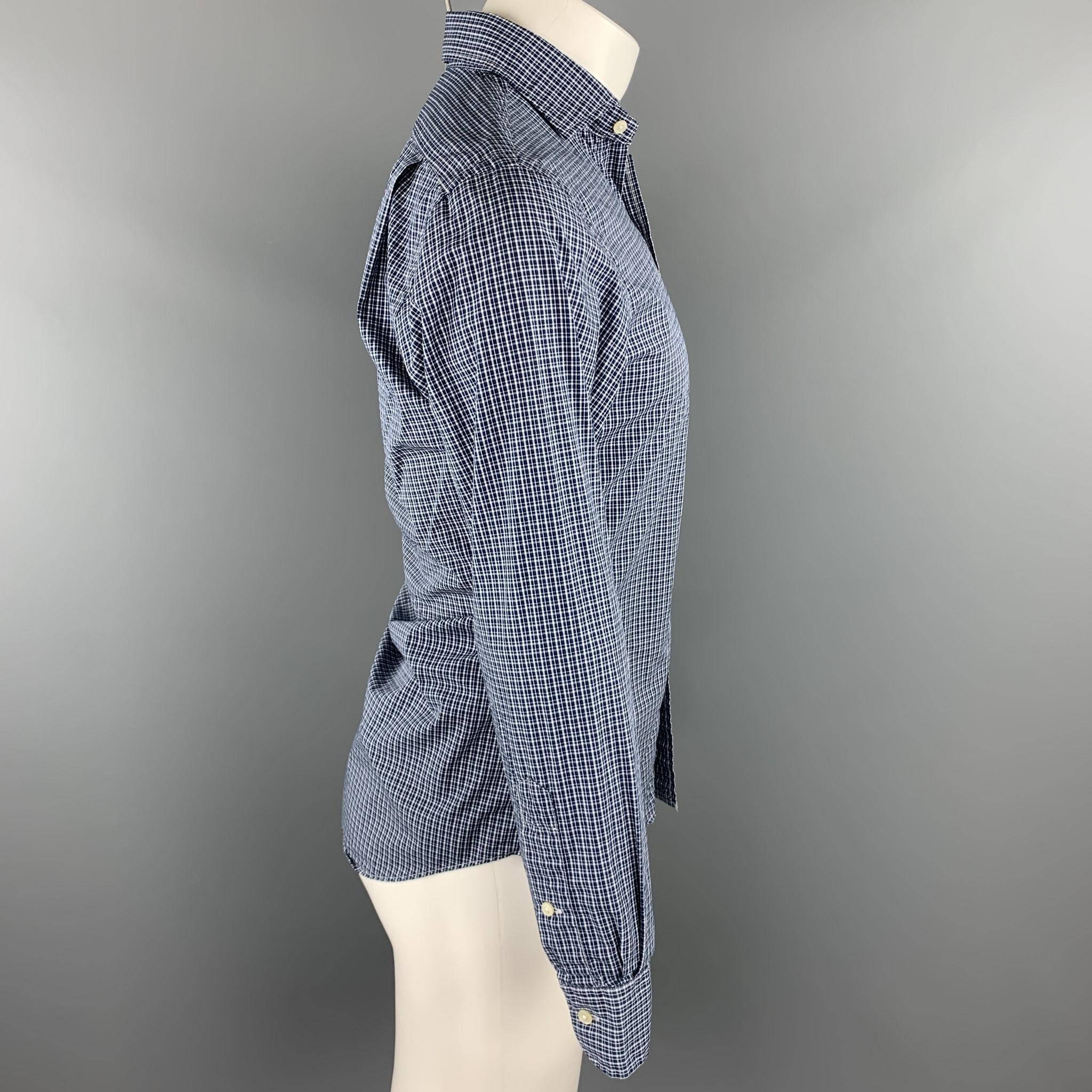 La chemise à manches longues POLO by RALPH LAUREN est réalisée en coton écossais marine et présente un style boutonné et un col large.

Excellent état d'origine.
Marqué : S

Mesures :

Épaule : 17 cm 
Poitrine : 40 pouces. 
Manches : 25.5 pouces.
