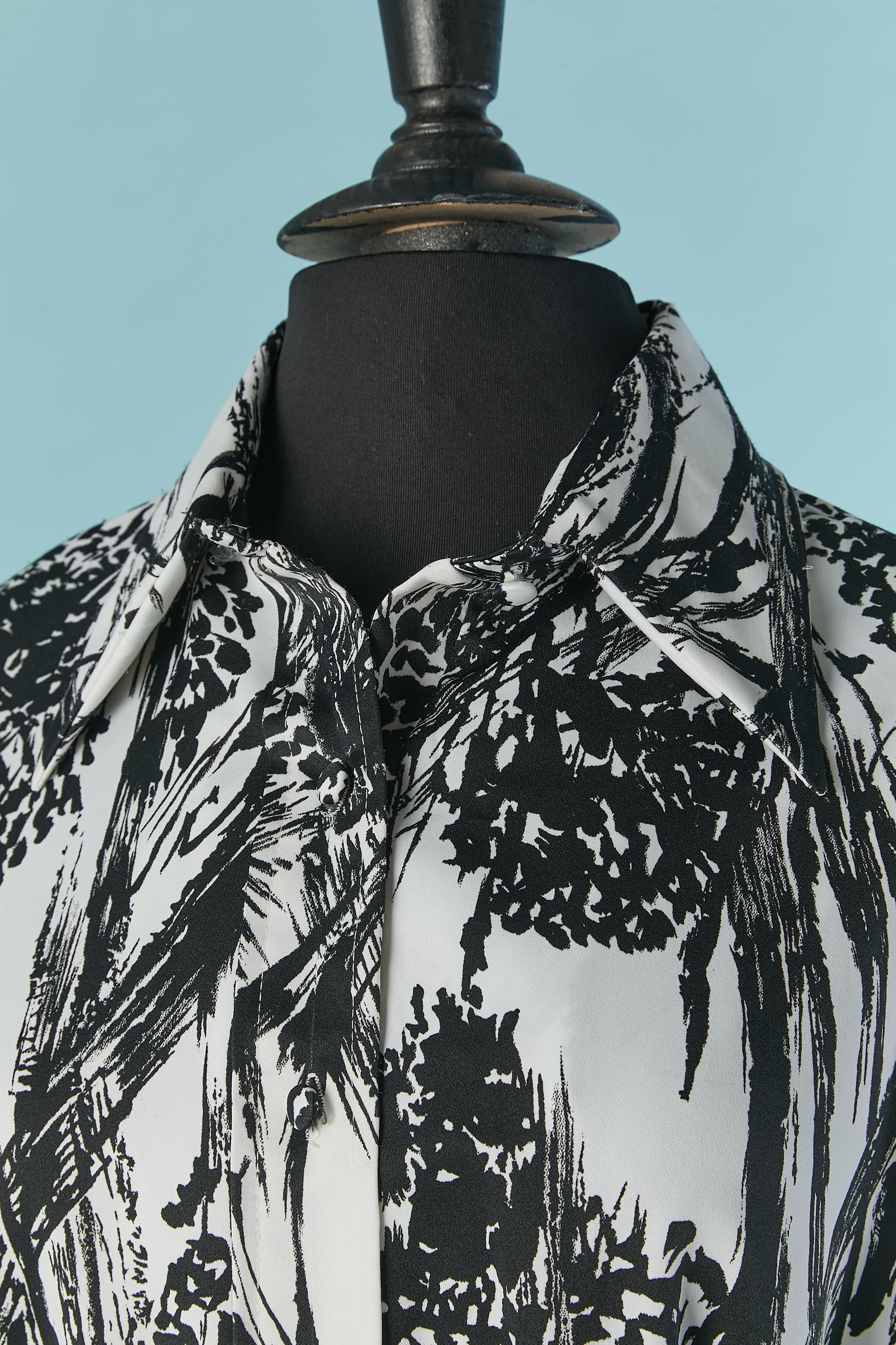 Polo dress with black&white print . Button covered with the same fabric on the middle front and on the cuffs. Belt in fabric and belt loop. Collar. No fabric composition tag but probably polyester.
SIZE 14 (US) 44 (Fr) L 