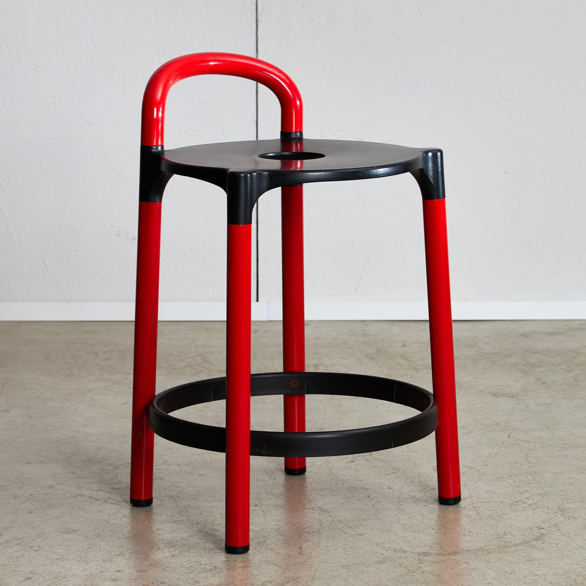 Lo sgabello Polo Low Bar Stool, disegnato da Anna Castelli Ferrieri per Kartell nel 1979, è un notevole pezzo di arredamento moderno che esemplifica l'uso innovativo di materiali e forme caratteristico dell'epoca. Anna Castelli Ferrieri è stata