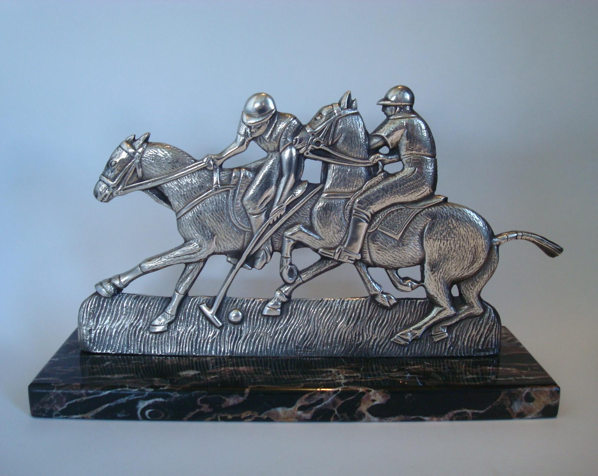Sculpture en bronze Art déco des années 1920 représentant un match de polo.
Scène de deux joueurs de polo sur leurs chevaux. Réalisé en bronze argenté et monté sur un socle en marbre italien Portoro.
Marqué France et 27.
 