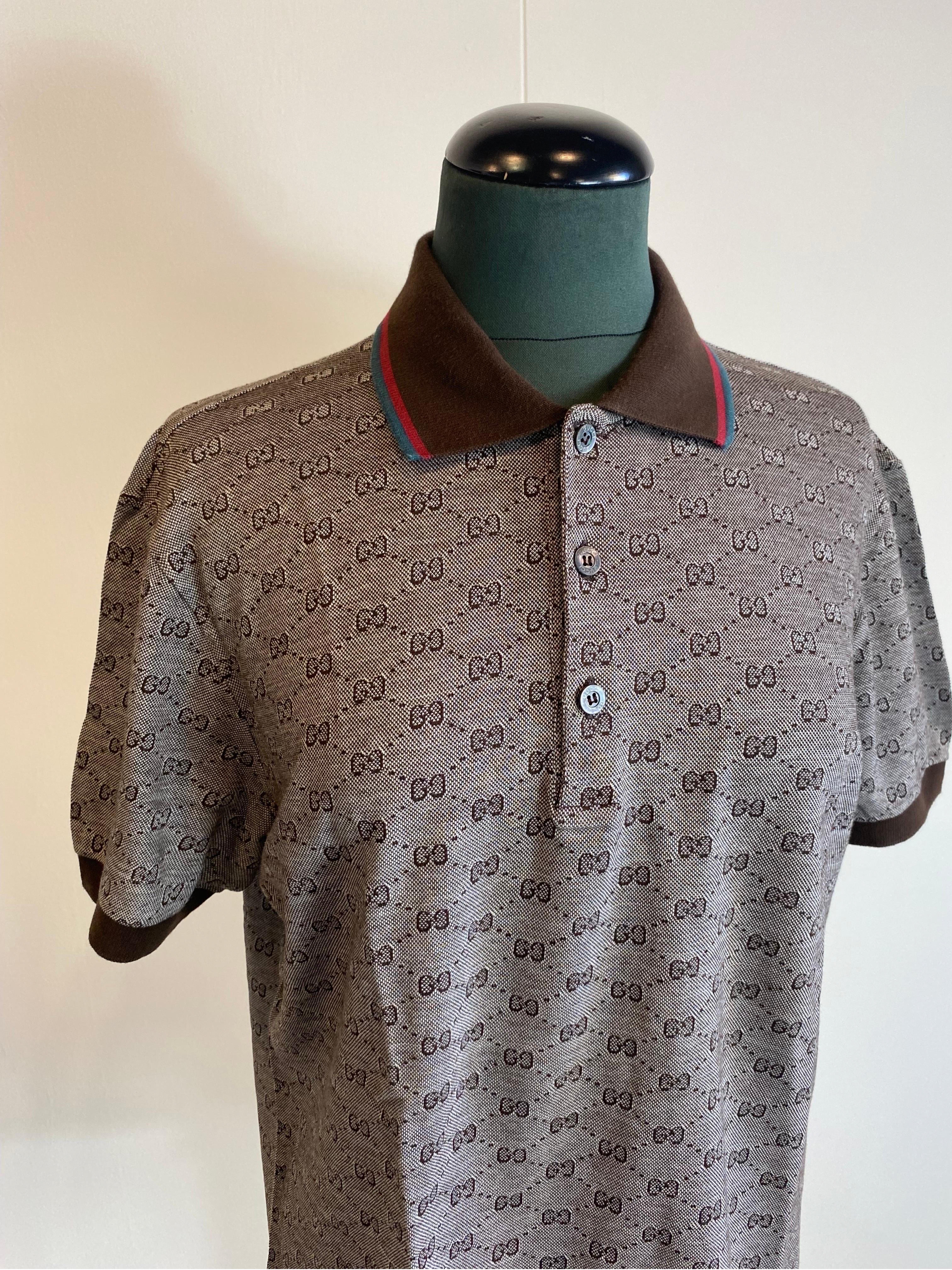 Polo Gucci monogram all over
In cotone. Con bottoni logati.
Taglia XXL, ma veste meno.
Slim fit.
Busto 56
Spalle 46
Lunghezza 72
Lunghezza maniche 22
Ottime condizioni, presenta segni di normale utilizzo.