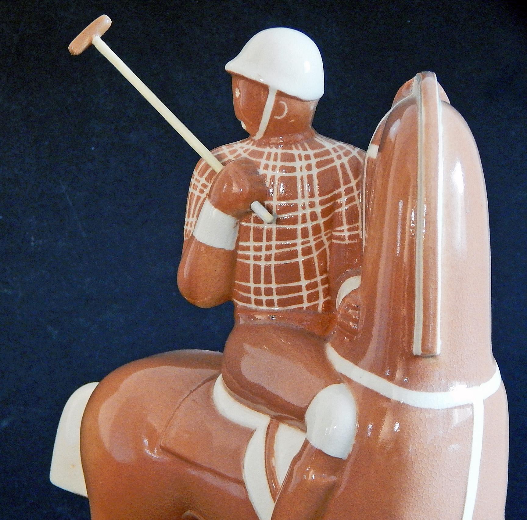 Klassische und seltene Art-Déco-Skulptur „Polospieler“ in Karamellfarbe von Gregory (amerikanisch) im Angebot