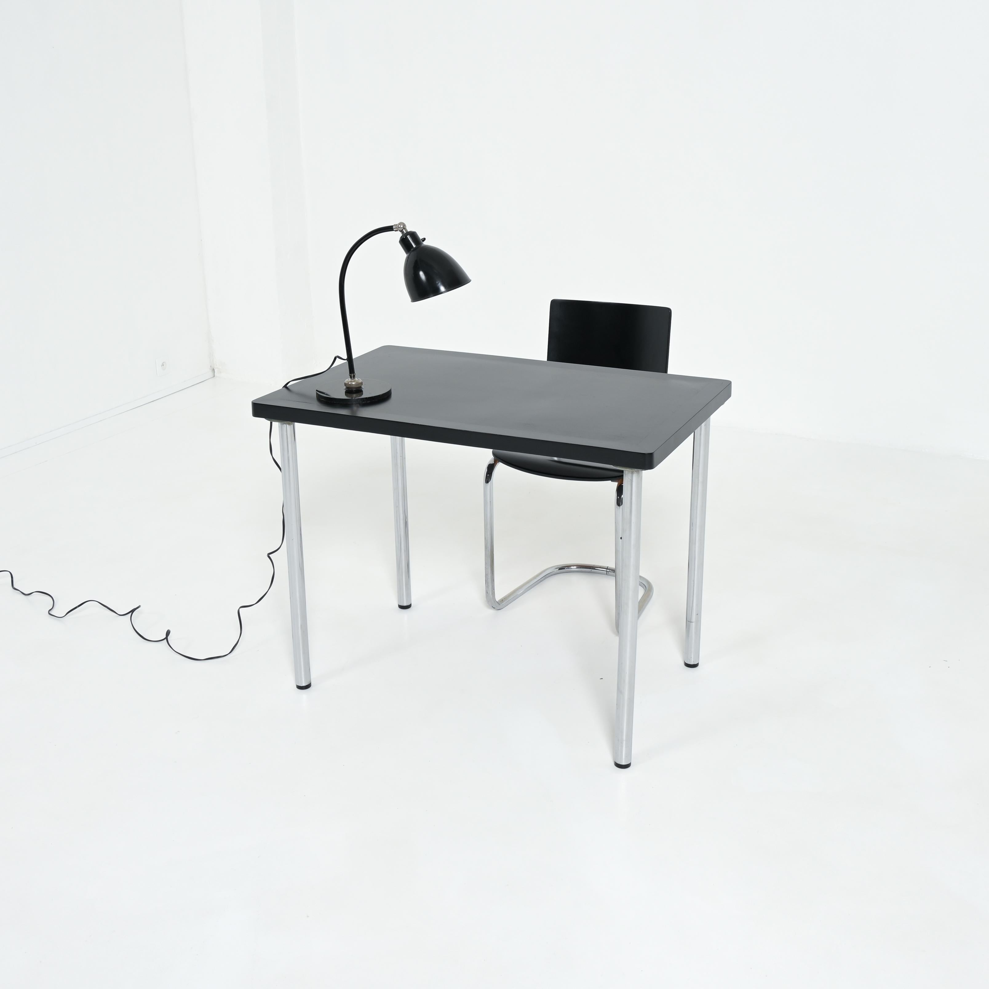 Diese Bauhaus-Schreibtisch- oder Tischleuchte ist ein klassischer Entwurf von Christian Dell für Bünte und Remmler. Sie verfügt über einen schwarzen Gusseisensockel und ein Kugelgelenk, über das die Leuchte nach allen Seiten frei verstellt werden