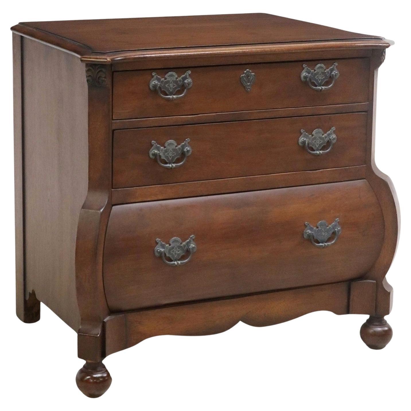 A vintage Ralph Lauren mahogany bombe chest of drawers bedside cabinet nightstand or end table. 

High quality craftsmanship and solid wood construction, exceptionally executed in antique 18th century Dutch Baroque style, having a shaped top with