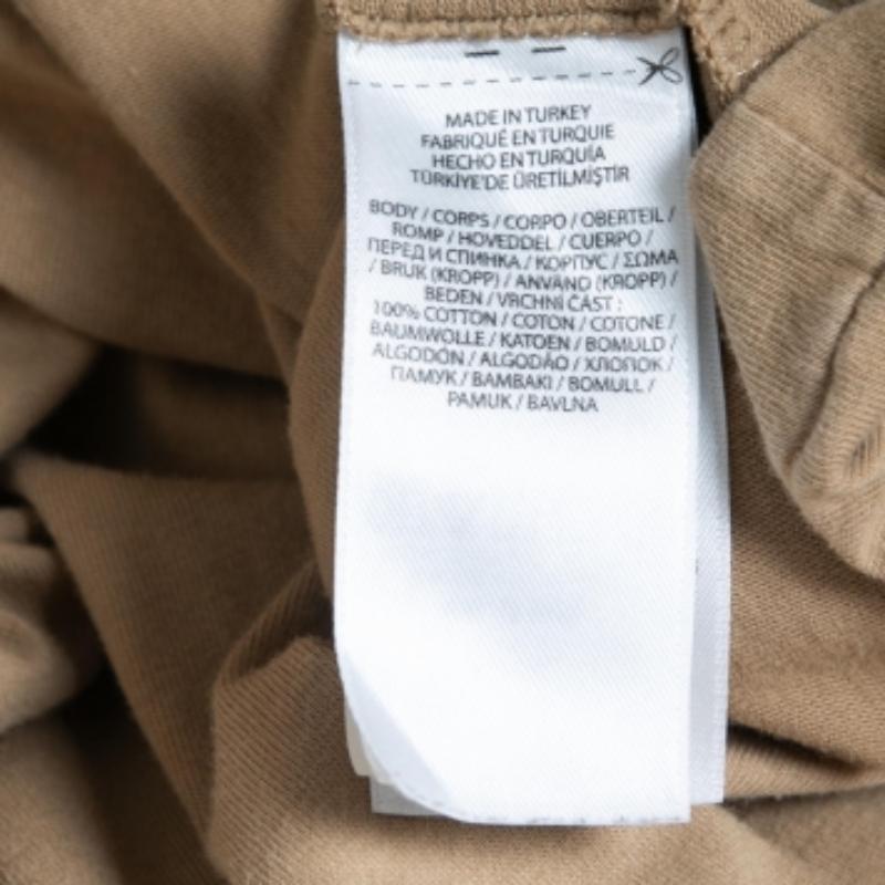 Che tu voglia uscire con gli amici o semplicemente rilassarti, questa t-shirt è un capo versatile che può essere abbinato in molti modi. È stato realizzato con un tessuto pregiato.