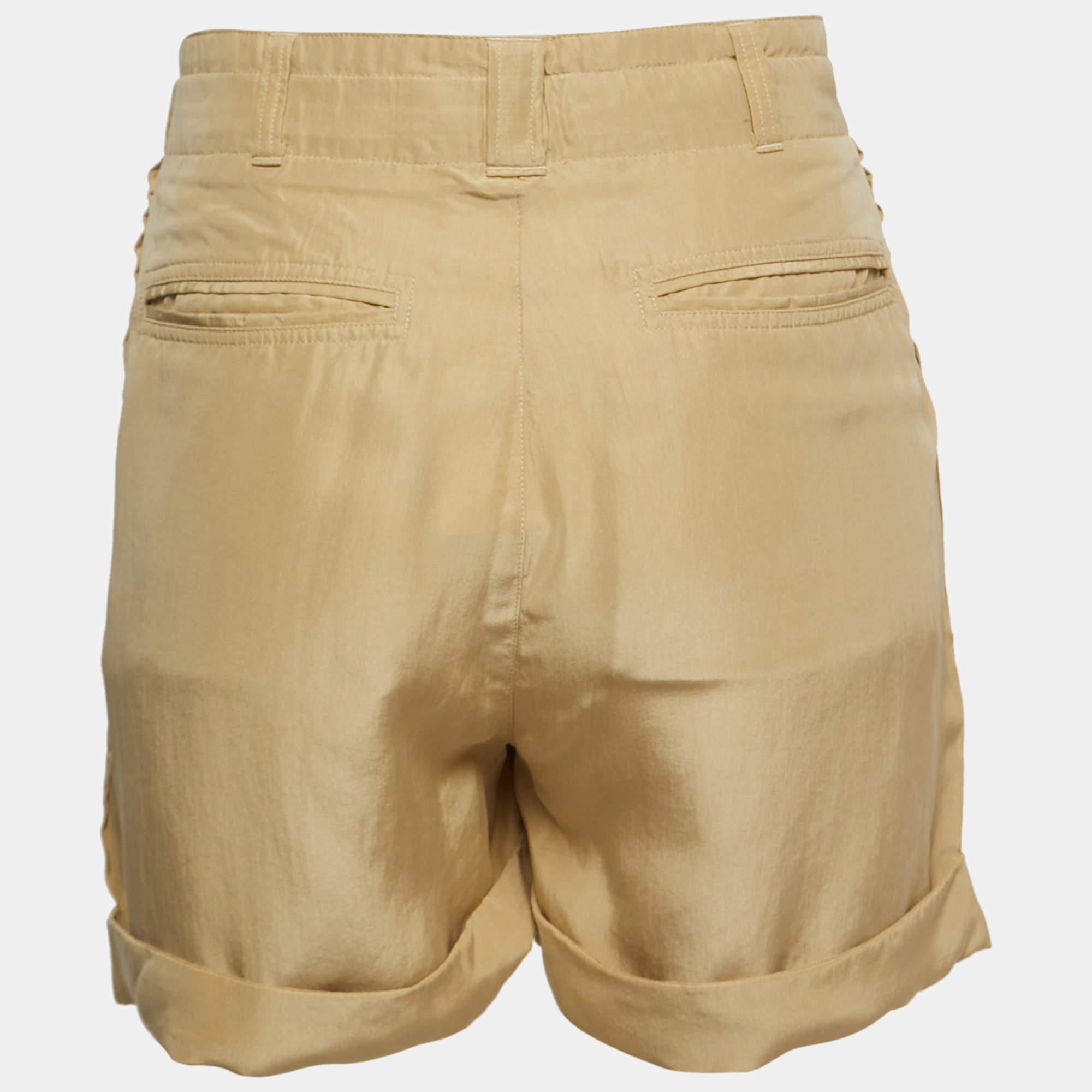 Beachy vacations call for a stylish pair of shorts like this. Stitched using high-quality fabric, this pair of shorts is styled with classic details and has a superb length. Wear it with T-shirts.

