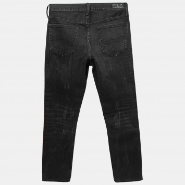 These jeans from Polo Ralph Lauren are definitely a closet essential. They are tailored using black denim fabric, with red stripes embellishing the sides. They have been provided with a buttoned closure. Flaunt a comfy and casual look with these