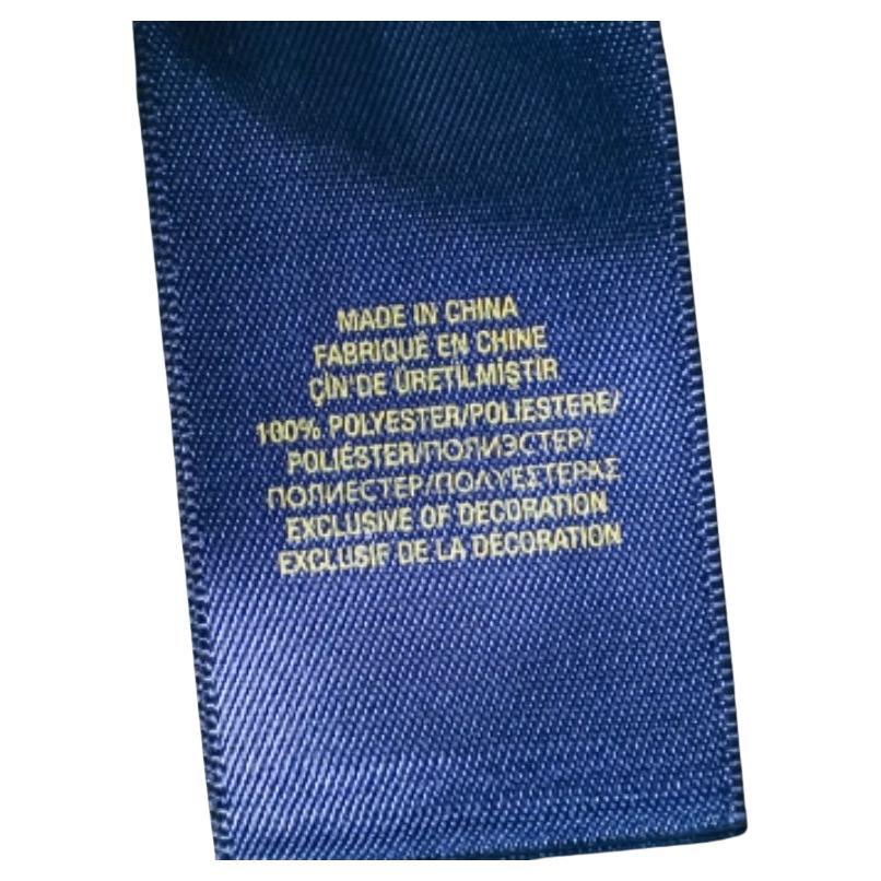Diese Tunika von Polo Ralph Lauren ist niedlich und verhilft Ihnen zu einem lässig-schicken Stil. Es ist aus schwarzem, mit Blumen bedrucktem Chiffonstoff geschneidert und wird mit Knöpfen geschlossen. Sehen Sie elegant aus, wenn Sie diese Tunika