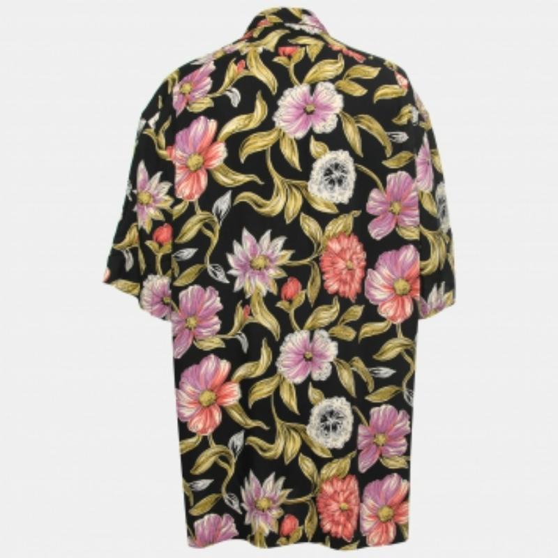 Questa camicia firmata è davvero favolosa! È realizzato con materiali pregiati e presenta una silhouette aderente. Abbinalo a pantaloni e mocassini per un ensemble di tendenza.