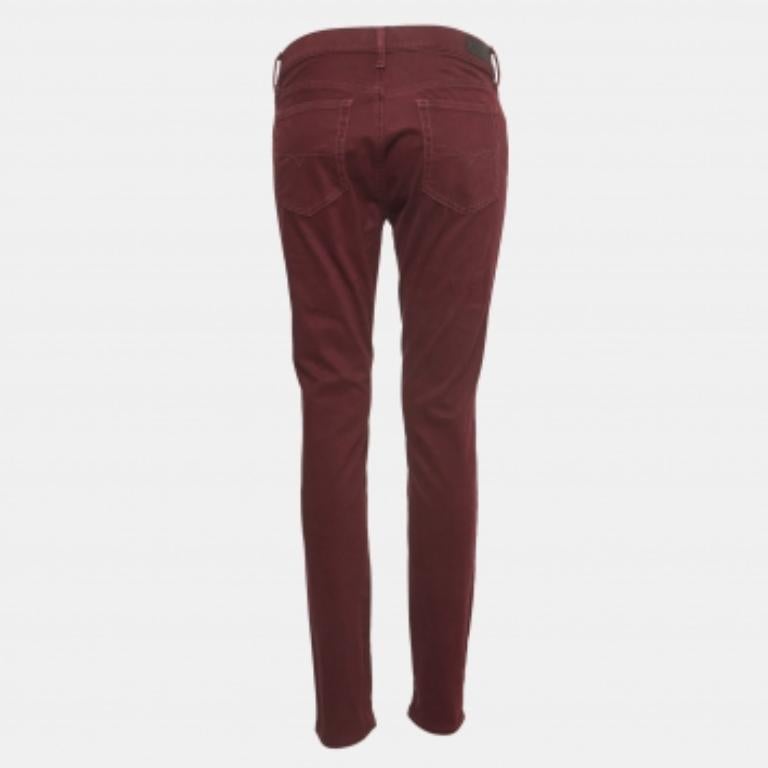 Unos pantalones impecablemente confeccionados son un básico en un armario bien guardado. Estos pantalones de diseño están finamente cosidos para proporcionarte el aspecto deseado y comodidad durante todo el día.