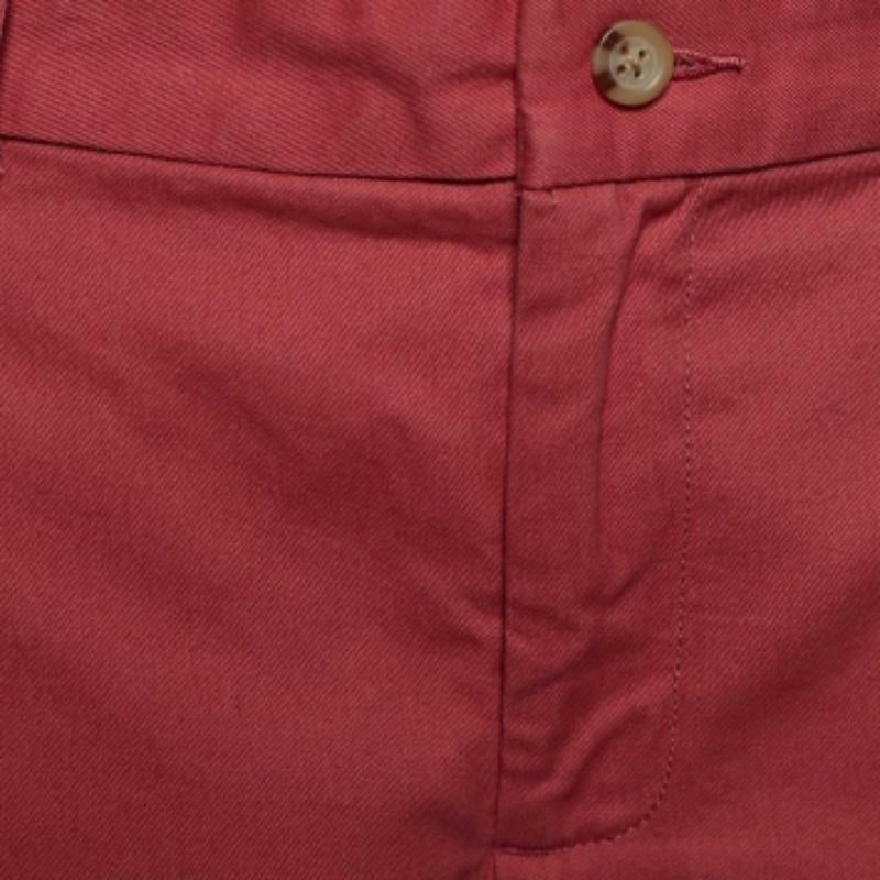 Questi pantaloncini di Polo Ralph Lauren sono comodi ed eleganti per un uso casual. Sono realizzati in tessuto denim rosso bruciato e presentano una chiusura a zip. Sono dotate di quattro tasche. Facili da indossare e dall'aspetto elegante, questi