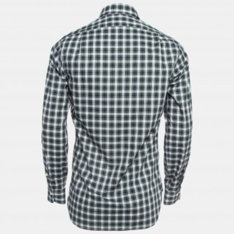 Las camisas son una parte indispensable de un armario, así que esta marca te trae una creación tan versátil como elegante. Se ha confeccionado con material de calidad en un tono versátil. La camiseta está detallada con elementos de la firma y un
