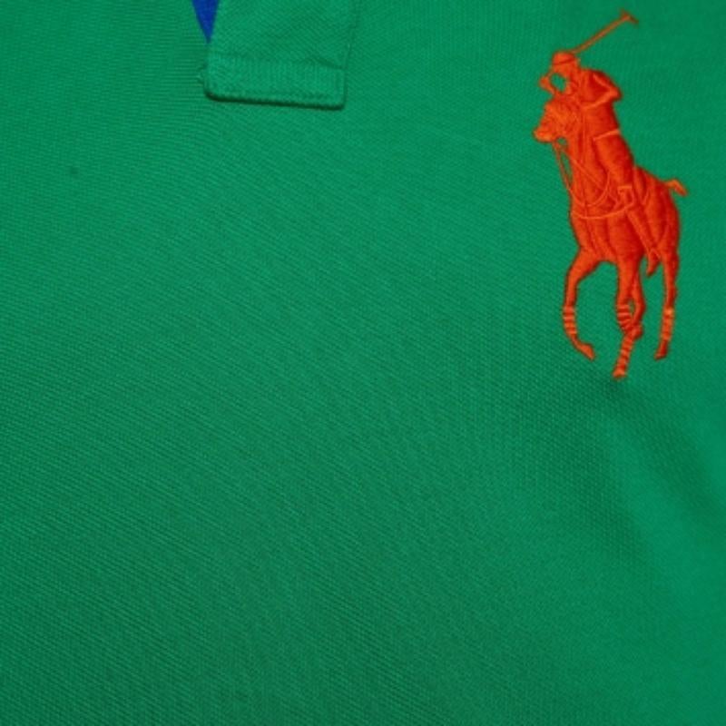 Le magliette polo sono sempre state un classico per chiunque. Questa versione è realizzata su misura con i migliori tessuti e presenta un'abbottonatura. Completa il tuo look casual con un paio di jeans e delle sneakers.
