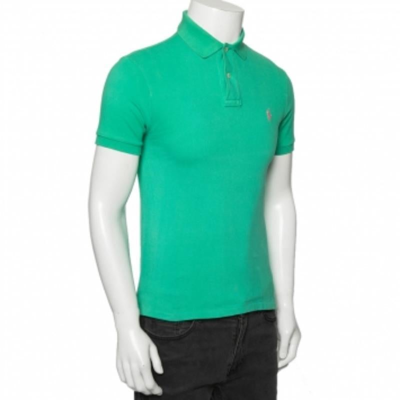 Polo Ralph Lauren's polo t-shirts have always been a classic pick for men. This iteration is tailored using cotton-piqué in a green hue and finished off with the iconic logo and a buttoned placket. Complete your casual look with a pair of shorts and