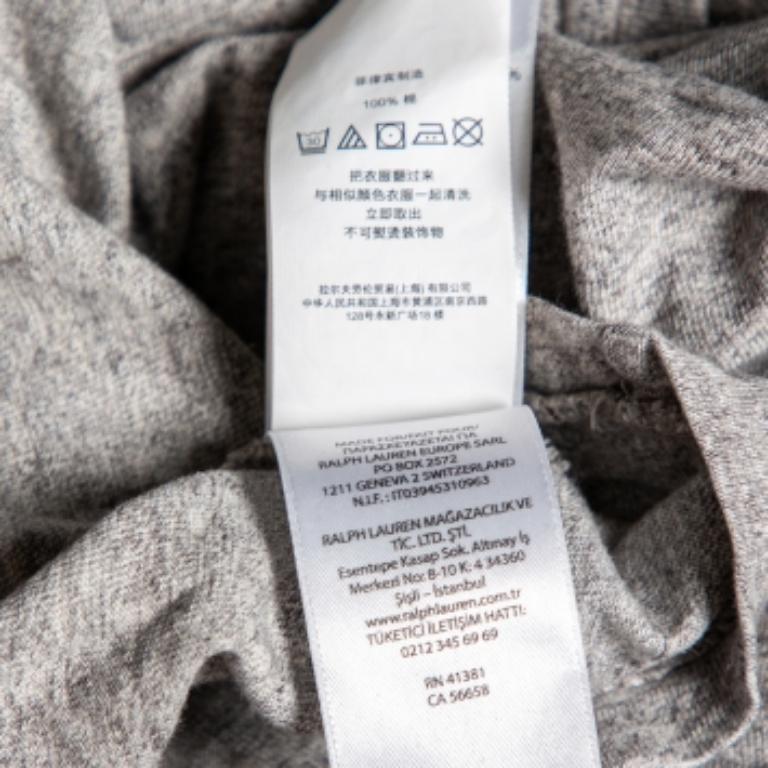 Questa creazione di Polo Ralph Lauren ti offrirà comfort in qualsiasi giornata. Presenta uno scollo rotondo, maniche corte e un logo personalizzato sul davanti. Realizzata in cotone di qualità, questa t-shirt illuminerà il tuo stile casual.
