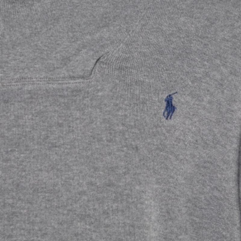 Questo maglione firmato è davvero favoloso! È realizzato in materiali pregiati e presenta maniche lunghe. Abbinalo a pantaloni e scarpe da ginnastica per un look cool.