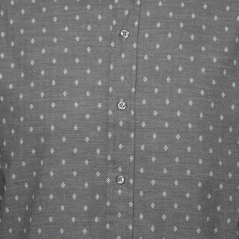 Las camisas son una parte indispensable del vestuario, así que Polo Ralph Lauren te trae una creación tan versátil como cómoda. Se ha confeccionado en algodón de color gris con un intrincado motivo por toda la prenda. La camisa tiene botones