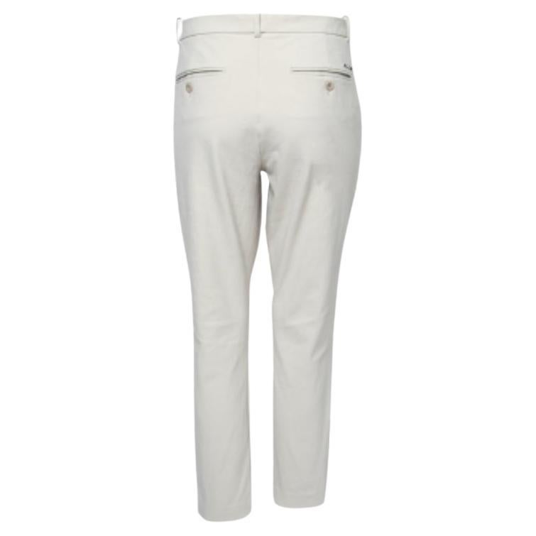 Diese Hose von Polo Ralph Lauren besticht durch ihre elegante Ausstrahlung, die durch feine Schnitte und schlichte Details erzielt wird. Das bequeme Paar aus Baumwolle, ausgestattet mit vier Taschen und Hakenverschluss, wird Ihnen garantiert eine