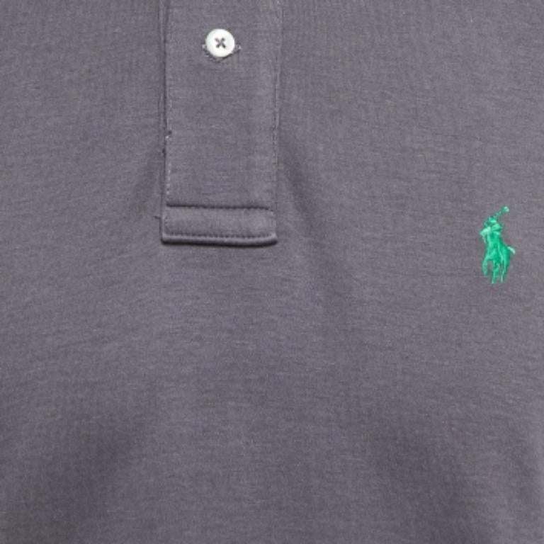 Le magliette polo sono sempre state un classico per chiunque. Questa versione è realizzata su misura utilizzando i migliori tessuti per una vestibilità confortevole. Completa il tuo look casual con un paio di pantaloncini e scarpe da ginnastica.