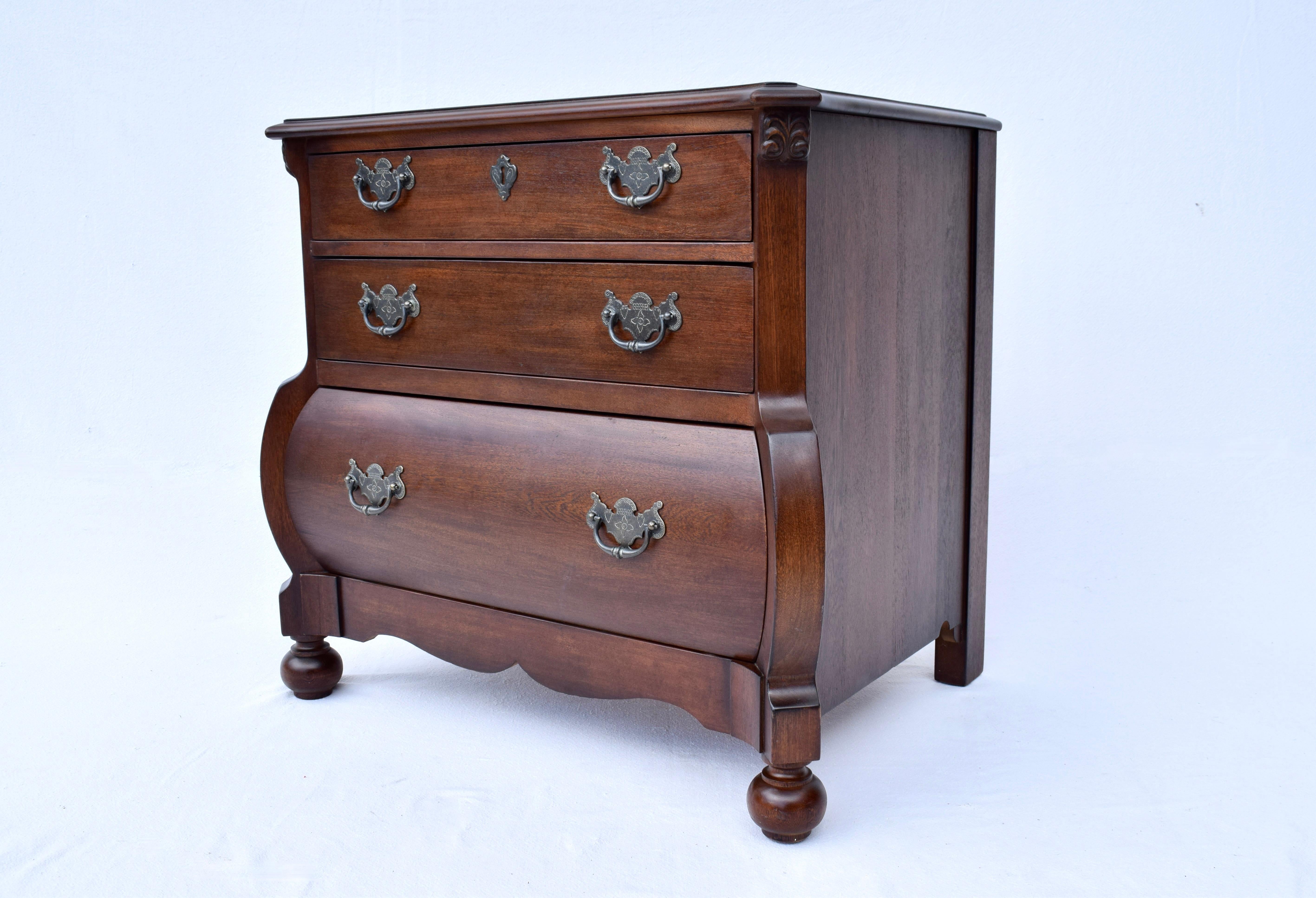 A vintage Ralph Lauren Mahogany bombe chest of drawers, bedside cabinet nightstand or end table of high quality craftsmanship and solid wood construction.
Exceptionally executed in antique 18th century Dutch Baroque style, features include shaped