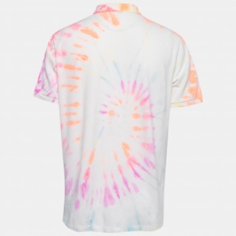 Polo-T-Shirts waren schon immer ein Klassiker für jedermann. Diese Version ist aus den besten Stoffen geschneidert und bietet einen hohen Tragekomfort. Vervollständigen Sie Ihren Freizeitlook mit einer kurzen Hose und Sneakers.
