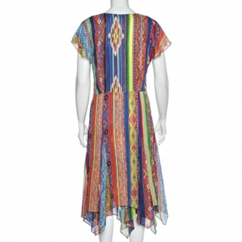 Cette robe de la maison Polo Ralph Lauren est magnifique. Il a été réalisé en soie imprimée multicolore et présente un ourlet asymétrique, des manches courtes et une encolure en V. Il est doté d'une fermeture à glissière.