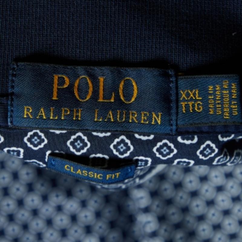 Le magliette polo sono sempre state un classico per chiunque. Questa versione è realizzata su misura utilizzando i migliori tessuti per una vestibilità confortevole. Completa il tuo look casual con un paio di pantaloncini e scarpe da ginnastica.