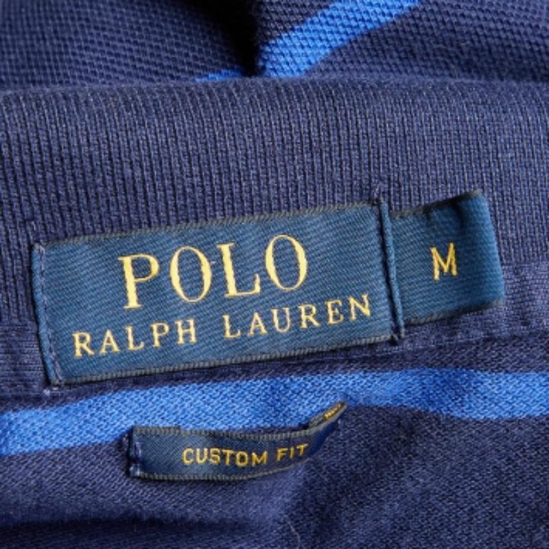 Le magliette polo sono sempre state un classico per chiunque. Questa versione è realizzata su misura con i migliori tessuti e presenta un'abbottonatura. Completa il tuo look casual con un paio di jeans e delle sneakers.