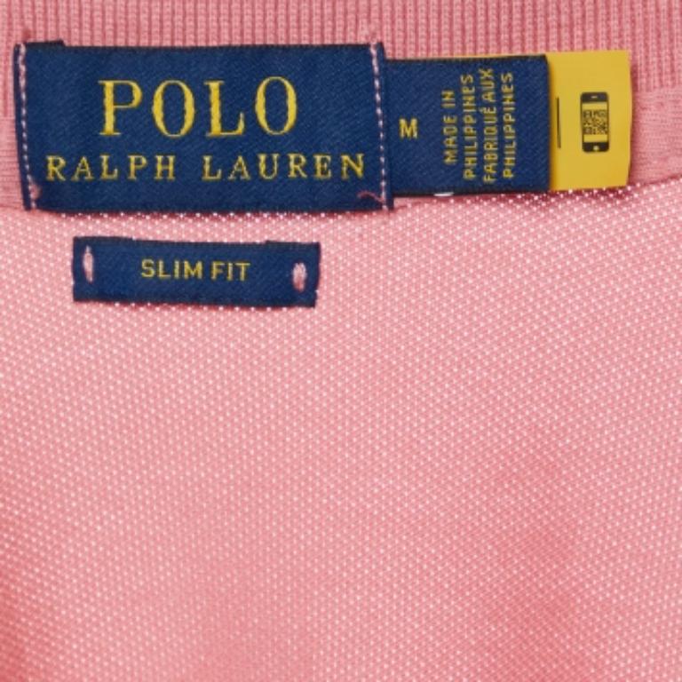 Los polos siempre han sido una elección clásica para cualquiera. Esta iteración está confeccionada con los mejores tejidos para un ajuste cómodo. Completa tu look informal con unos pantalones cortos y unas zapatillas.