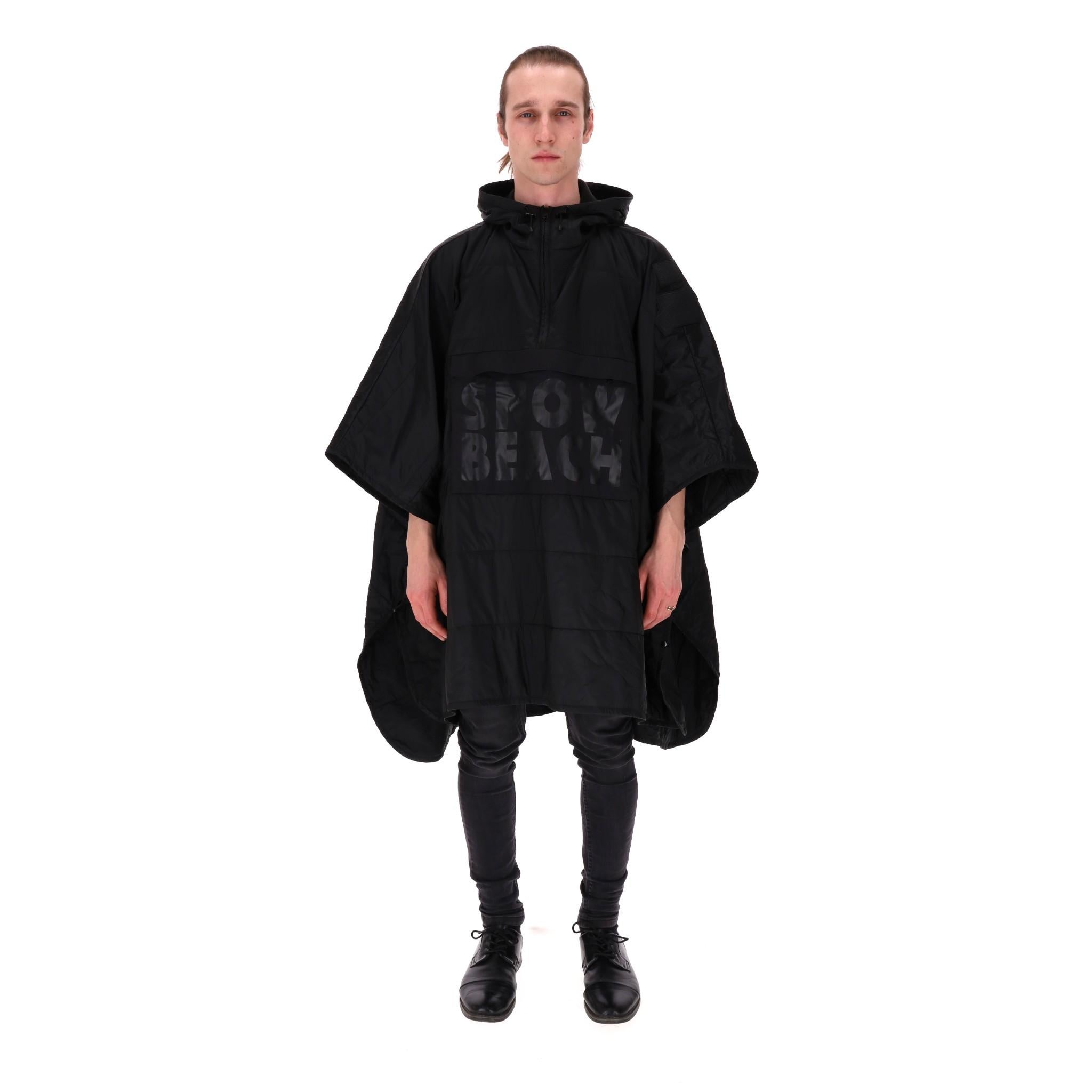 Sought After - Polo Ralph Lauren Snow Beach Ripstop Poncho

Black sporting poncho designed in lightly padded construction with a large zipper fastening pocket to the front embellished with glossy, tonal 'Snow Beach' signature.

Featuring fleece