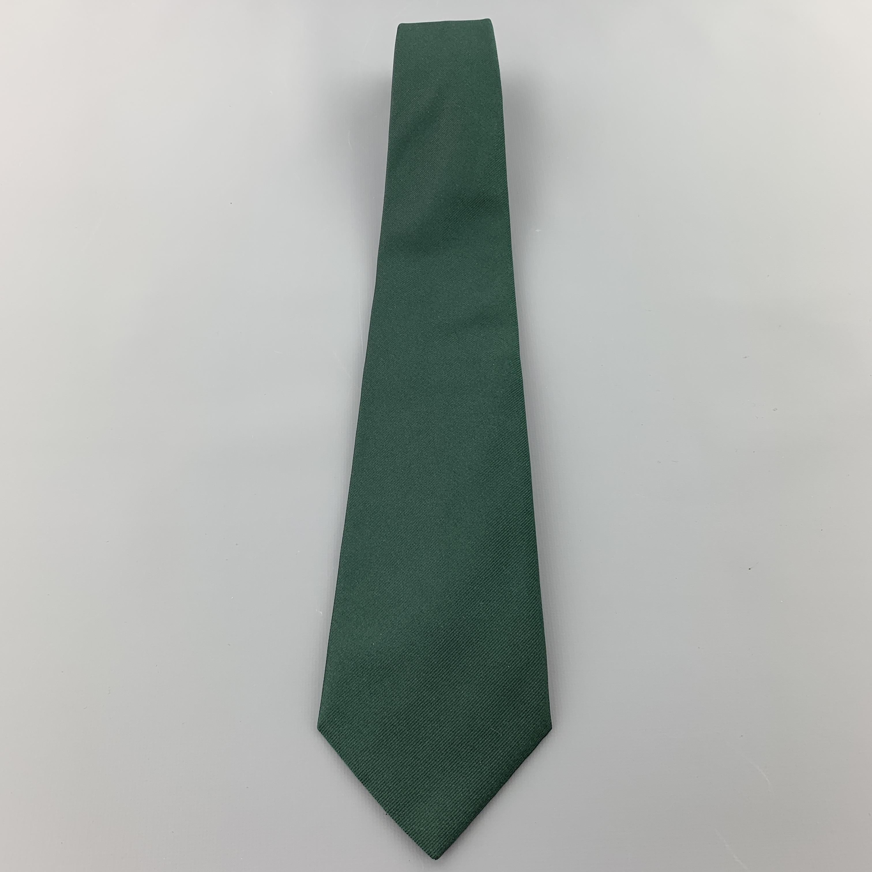 POLO RALPH LAUREN necktie comes in forest green silk twill with navy liner. Hand made in USA.

Excellent Pre-Owned Condition.

Width: 4 in.  