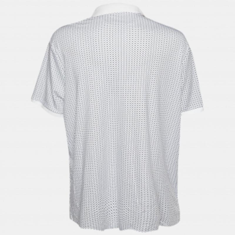 Le magliette polo sono sempre state un classico per chiunque. Questa versione è realizzata su misura utilizzando i migliori tessuti per una vestibilità confortevole. Completa il tuo look casual con un paio di pantaloncini e scarpe da ginnastica.