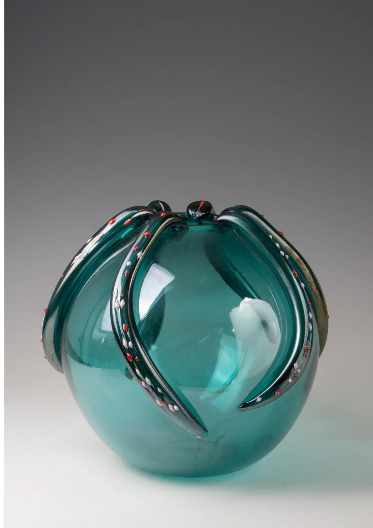 „Polpo“ iridato-Glasvase, Gae Aulenti, 2006, 20/99 von Venini
 
Gae Aulenti, für Venini Exemplar 20/99, aus irisierendem Glas mit aufgesetzten Tentakeln und Glasperle, Signatur an der Spitze 