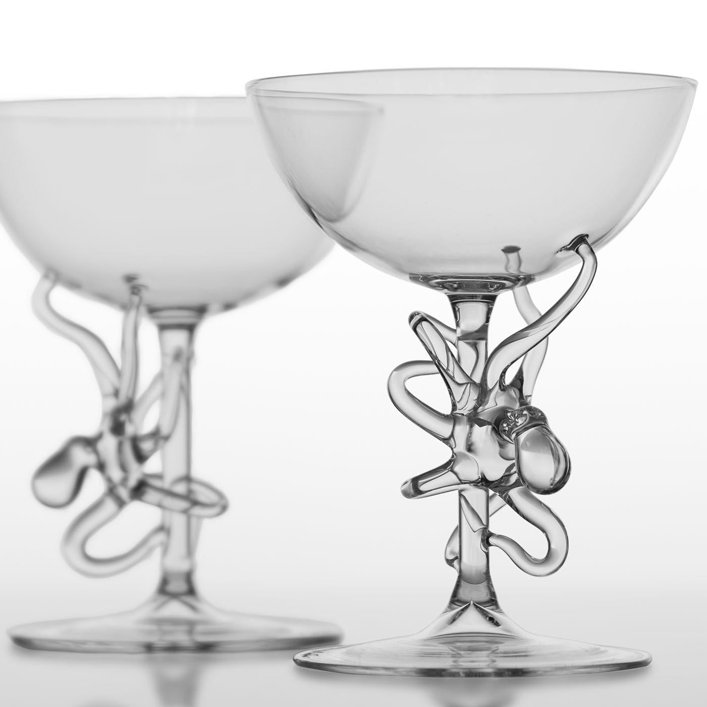 El Vaso Manhattan Polpo, que forma parte de la Colección Polpo, presenta el cautivador diseño de un pulpo que parece trepar por el tallo del vaso. Con intrincados detalles, esta pieza rinde homenaje a la misteriosa belleza de estas criaturas