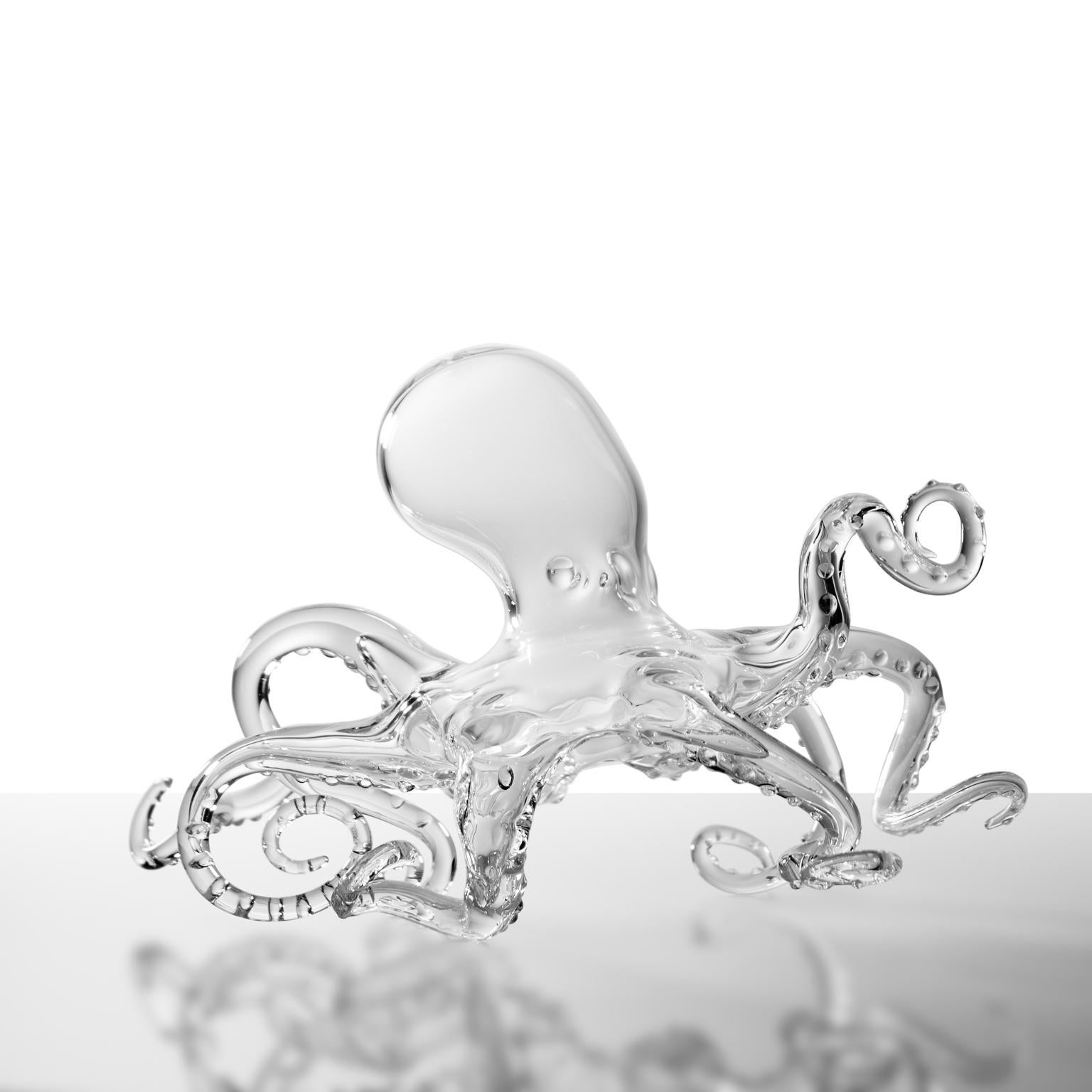 Cette extraordinaire sculpture en verre borosilicate de l'artiste italien Simone Crestani capture l'élégance et le mystère de la pieuvre dans des détails exquis. Soufflée à la main avec une précision magistrale, la sculpture met en valeur la