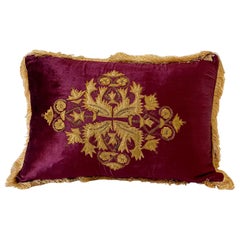 Coussin en velours façonné:: appliques en velours doré et broderie métallique dorée -