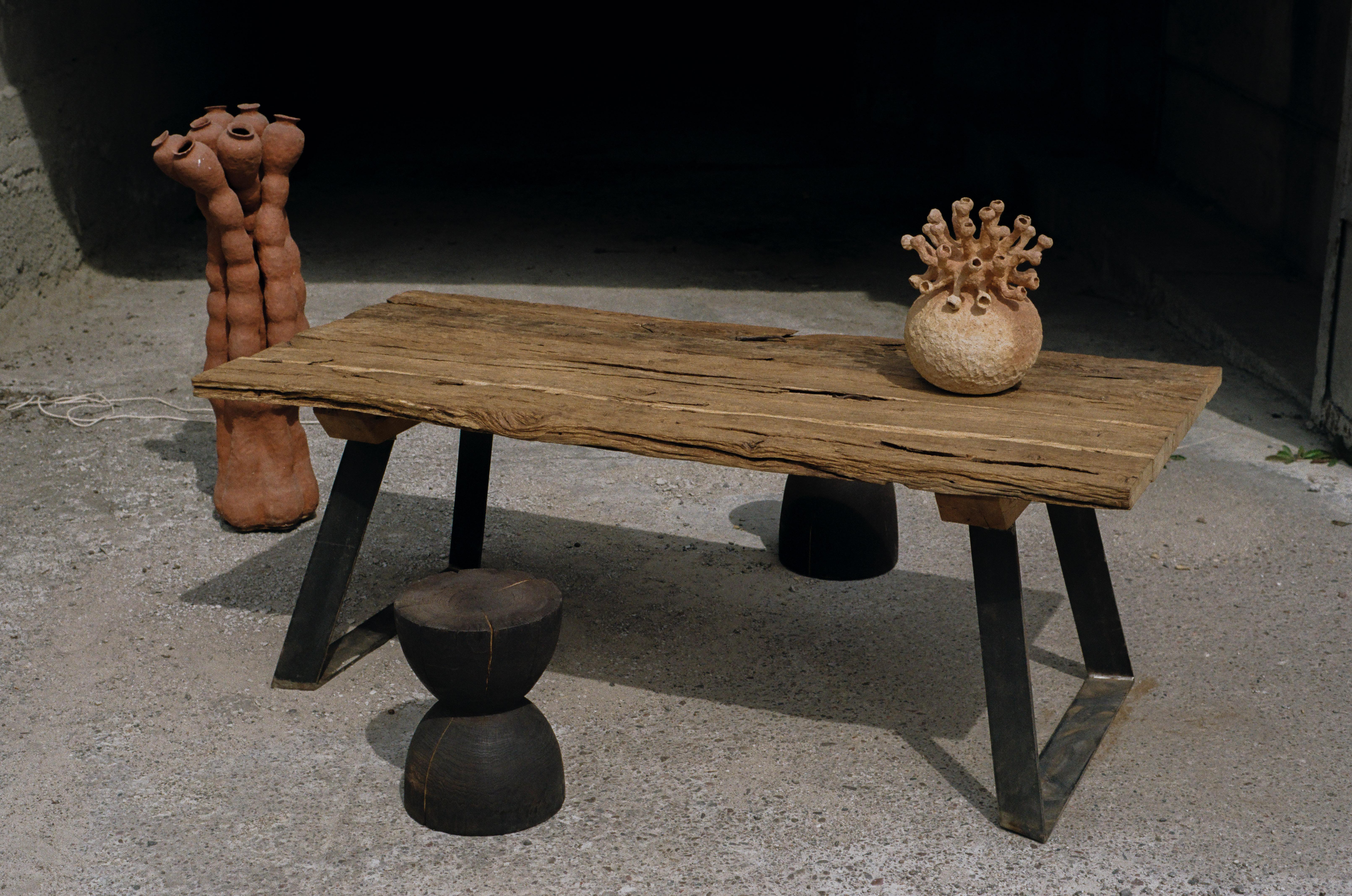 Table Poltava par Twenty Second Factory
Créé par WoodWeLike
Dimensions : D 95 x L 200 x H 75 cm
MATERIAL : Bois.

Cette table est fabriquée à partir de planches de bois qui formaient à l'origine les murs d'une maison centenaire de la région de