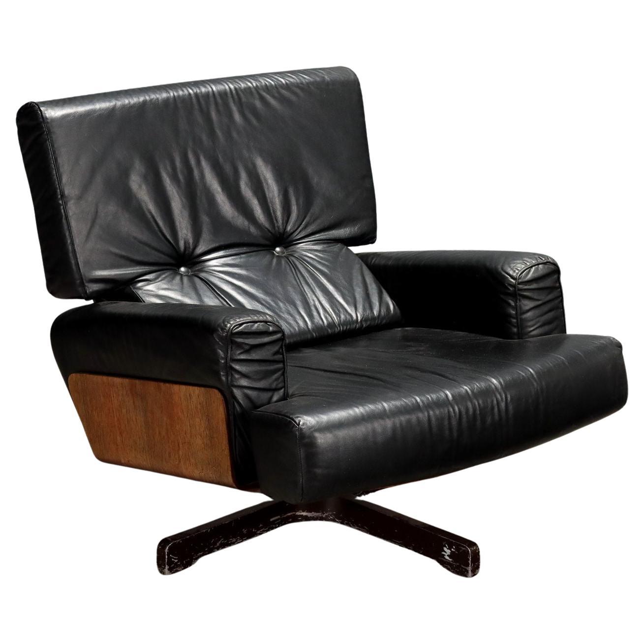 Poltrona 
401
 di Menilio Taro per Cinova anni 60 For Sale