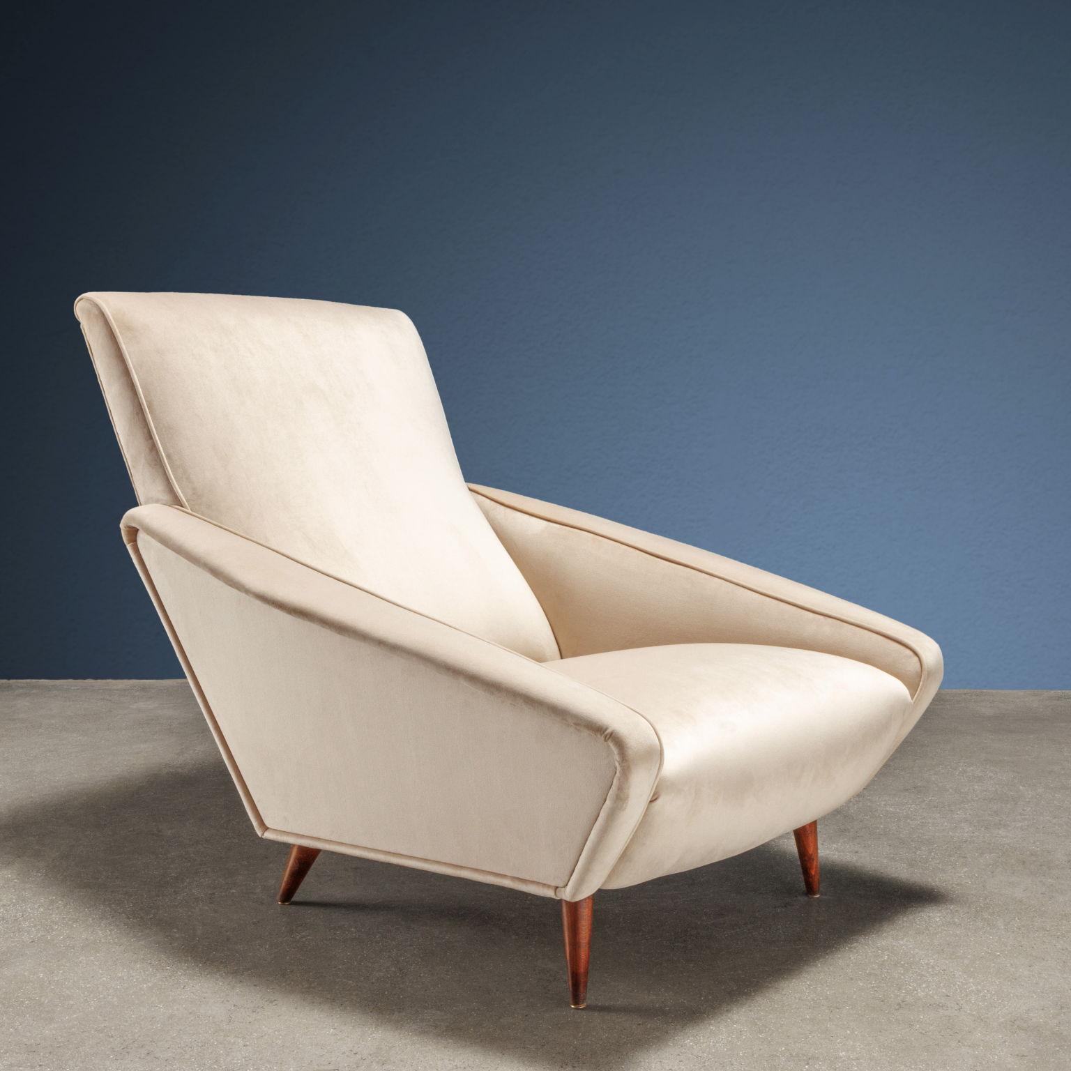 Sessel Modell 807 aus dem Cassina-Katalog in der Version mit geschlossenen Seiten, genannt Distex. 1953 von Gio Ponti entworfen und 1954 auf der 10. Mailänder Triennale vorgestellt. Mit Authentifizierung aus dem Archiv von Gio Ponti.