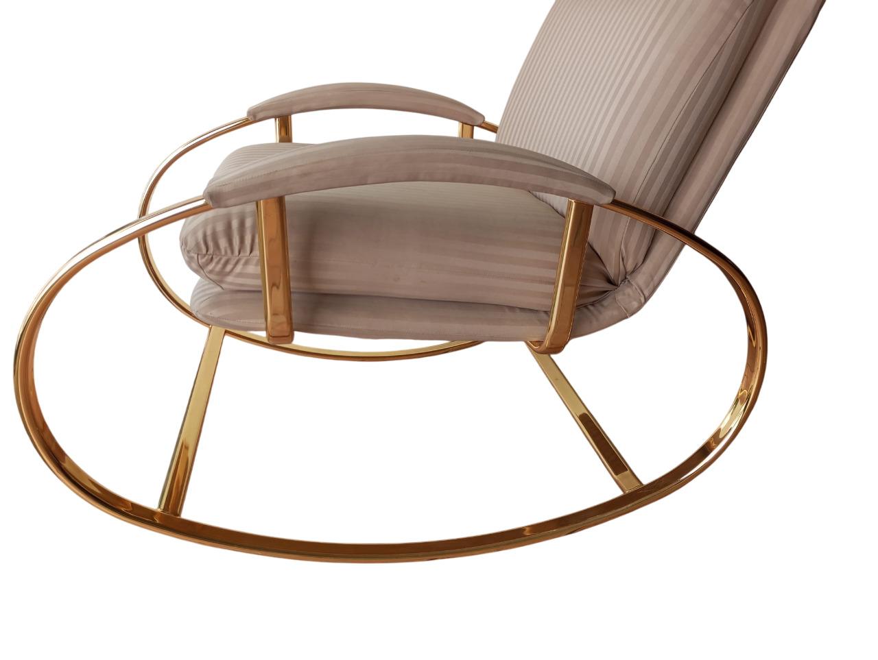 Ottone Poltrona a dondolo in ottone e tessuto, design di Guido Faleschini, anni '70 in vendita