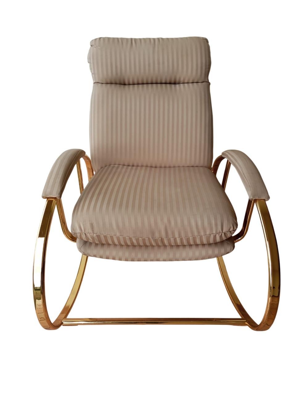 Poltrona a dondolo in ottone e tessuto, design di Guido Faleschini, anni '70 in vendita 1